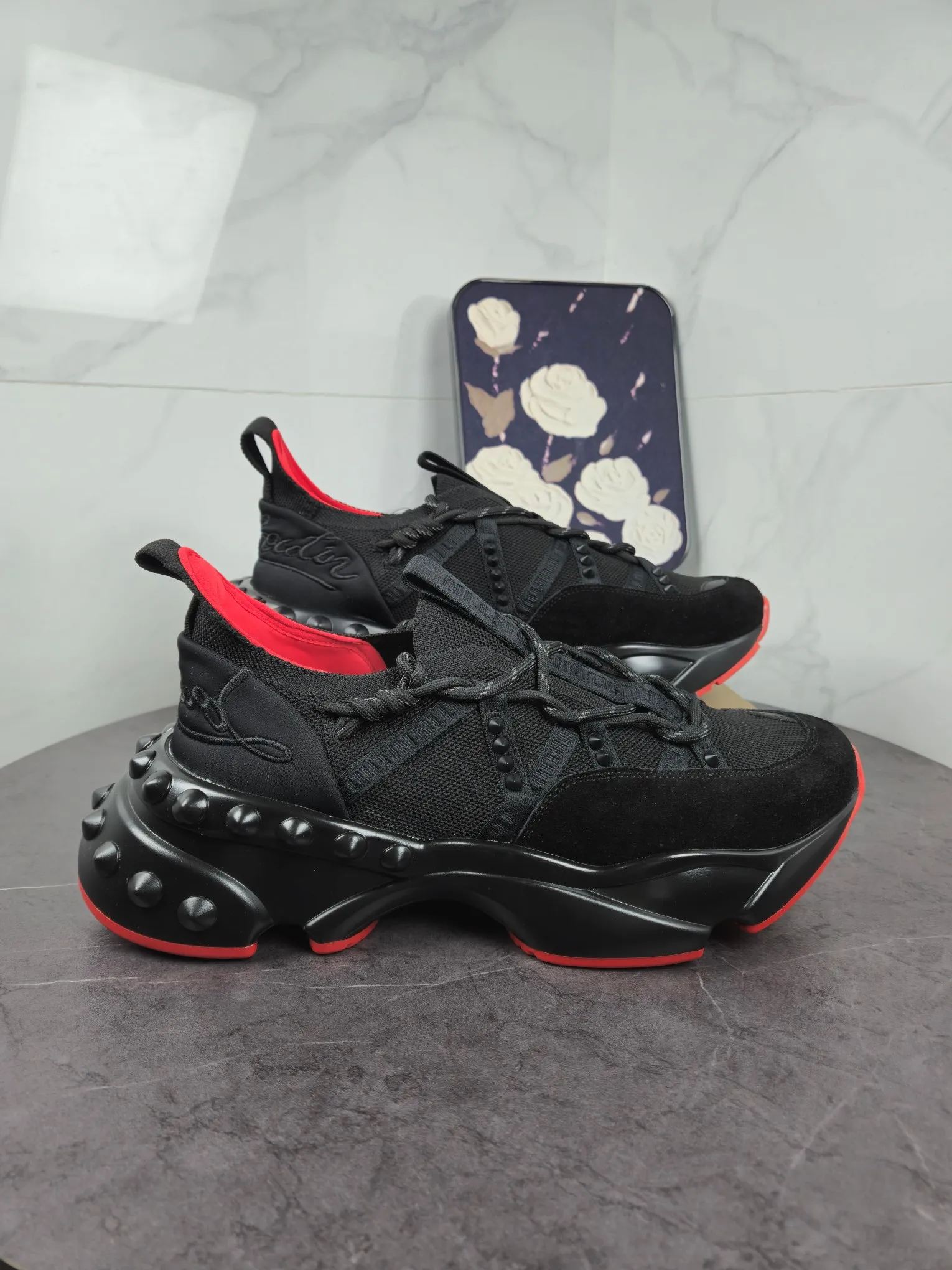 Men's shoes 💰700 Fashionable brand Chri*stian loubou*tin original single item New CL red-soled shoes latest series for casual couples, uppers are made of imported Lycra + high-density breathable fly weave, environmentally friendly high-elastic suction mold feet will never delaminate, the outsole is made of super non-slip and wear-resistant PU + vacuuming Two-color combination Size: Female 35-43 Male 38-47 Comes with a handbag, card, shoehorn "full package